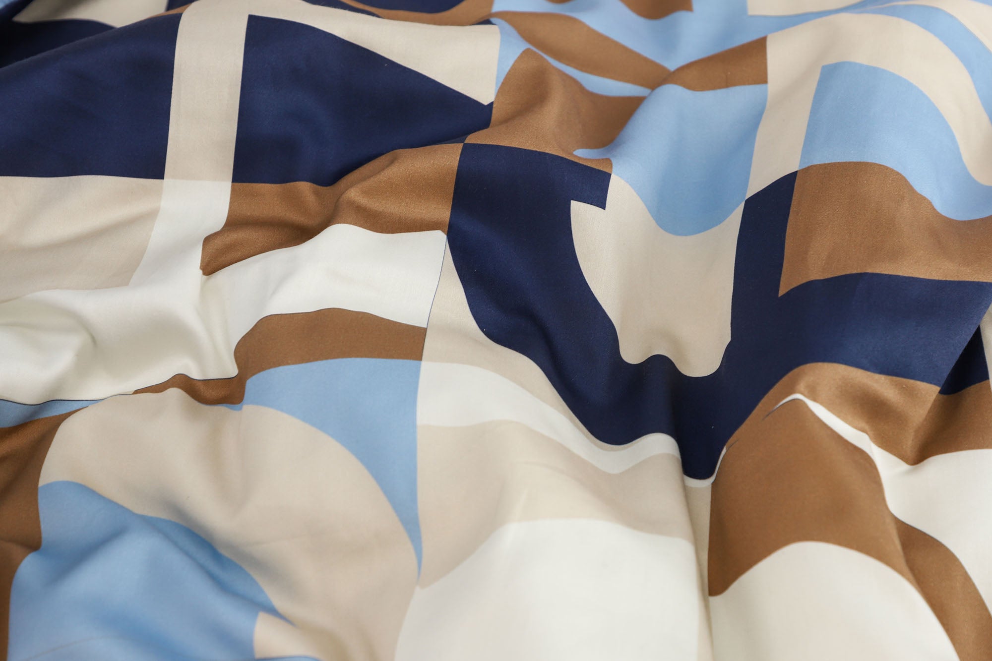 AIGNER Satin Bettwäsche mit Buchstaben Muster – Baumwolle, Reißverschluss