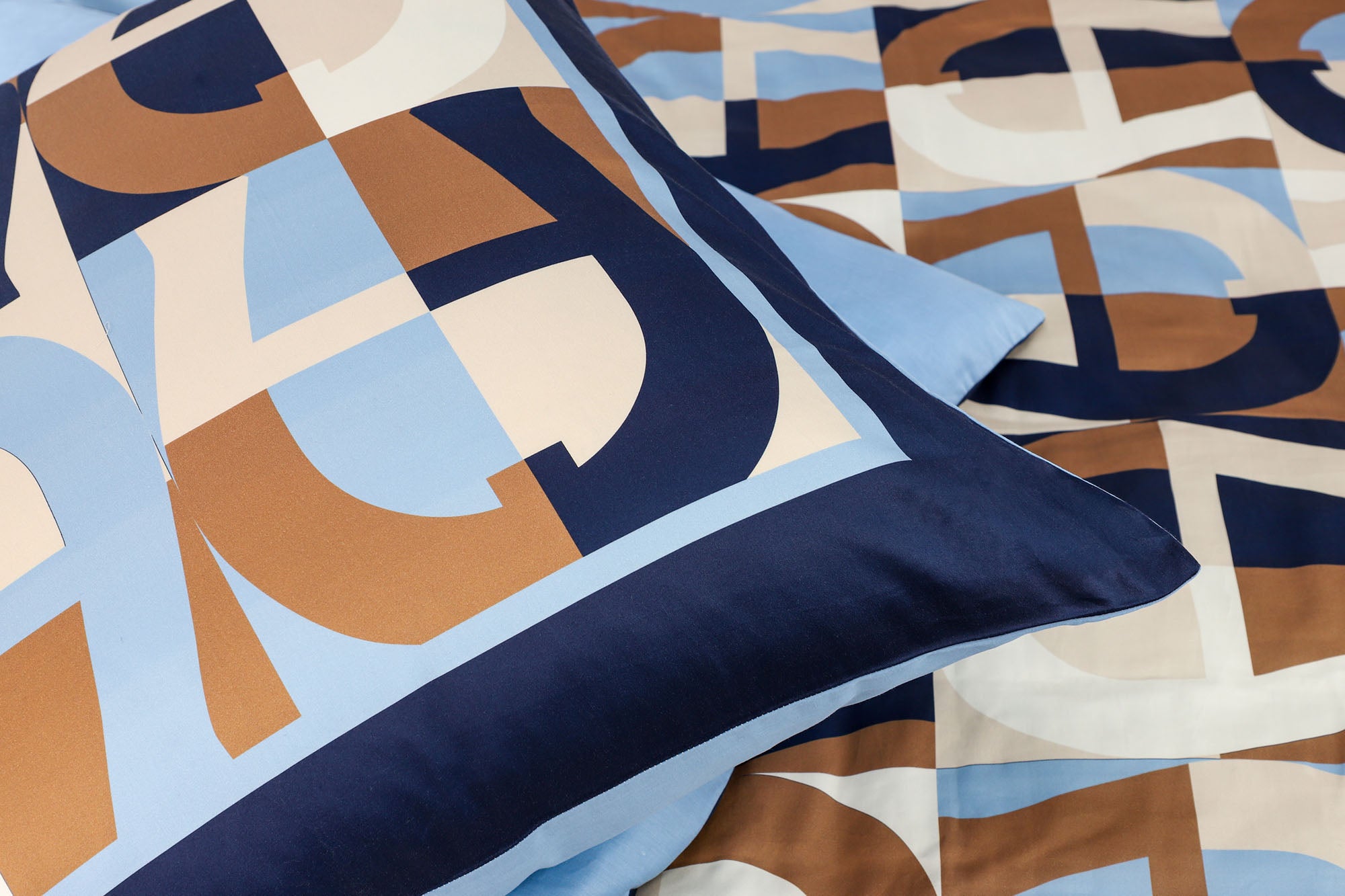 AIGNER Satin Bettwäsche mit Buchstaben Muster – Baumwolle, Reißverschluss