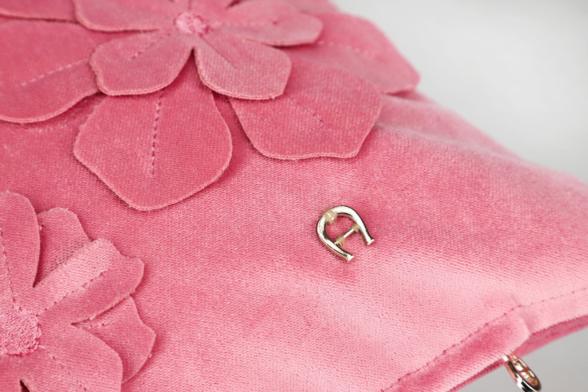 AIGNER Samt Zierkissenhülle 30x50 cm – Blumen Applikation, Dekokissen Beige/Rosa