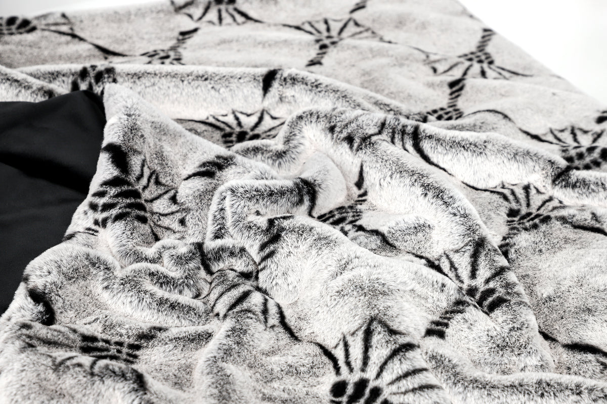 JOOP! Kuscheldecke CALM 130x170 cm – Kunstfell Grau, Kornblume