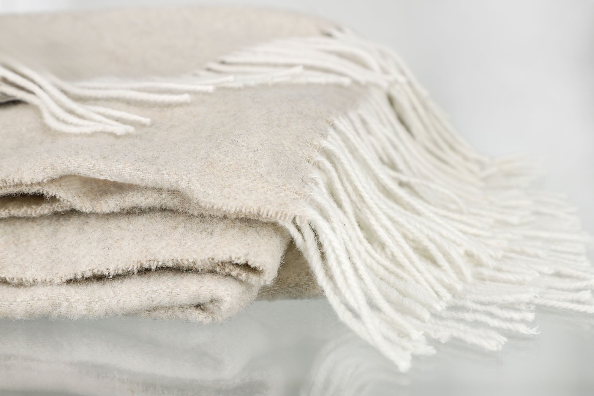 Schöner Wohnen Wohndecke aus Merinowolle – Kuschelige Decke mit Hahnentrittmuster, Fransen