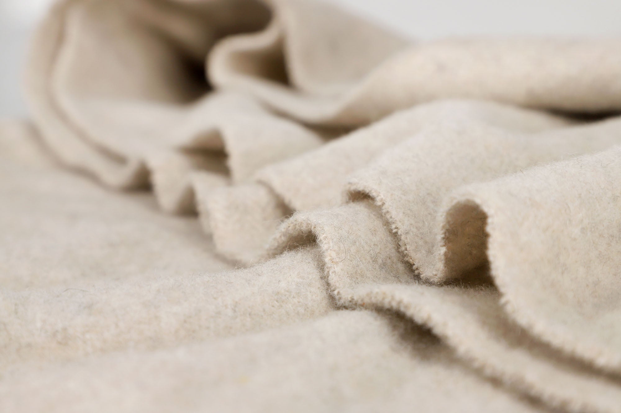 Schöner Wohnen Wohndecke aus Merinowolle – Kuschelige Decke mit Hahnentrittmuster, Fransen