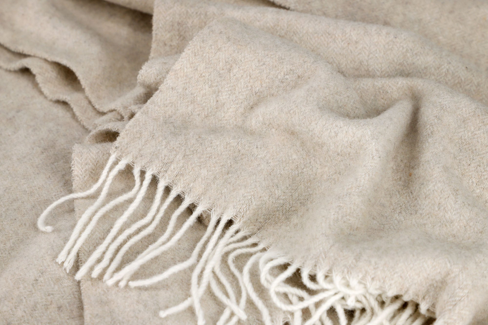 Schöner Wohnen Wohndecke aus Merinowolle – Kuschelige Decke mit Hahnentrittmuster, Fransen