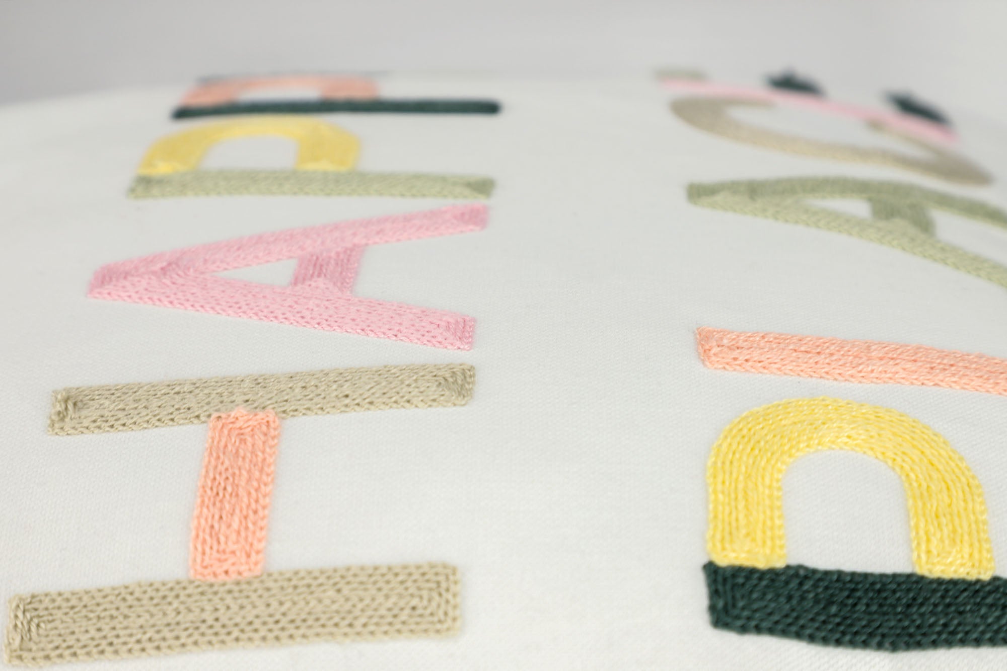 Tom Tailor Zierkissenhülle gewebt – Fröhliche Sommermotive, Streifen & maritime Prints, dekorative Stickereien, pflegeleichter Materialmix