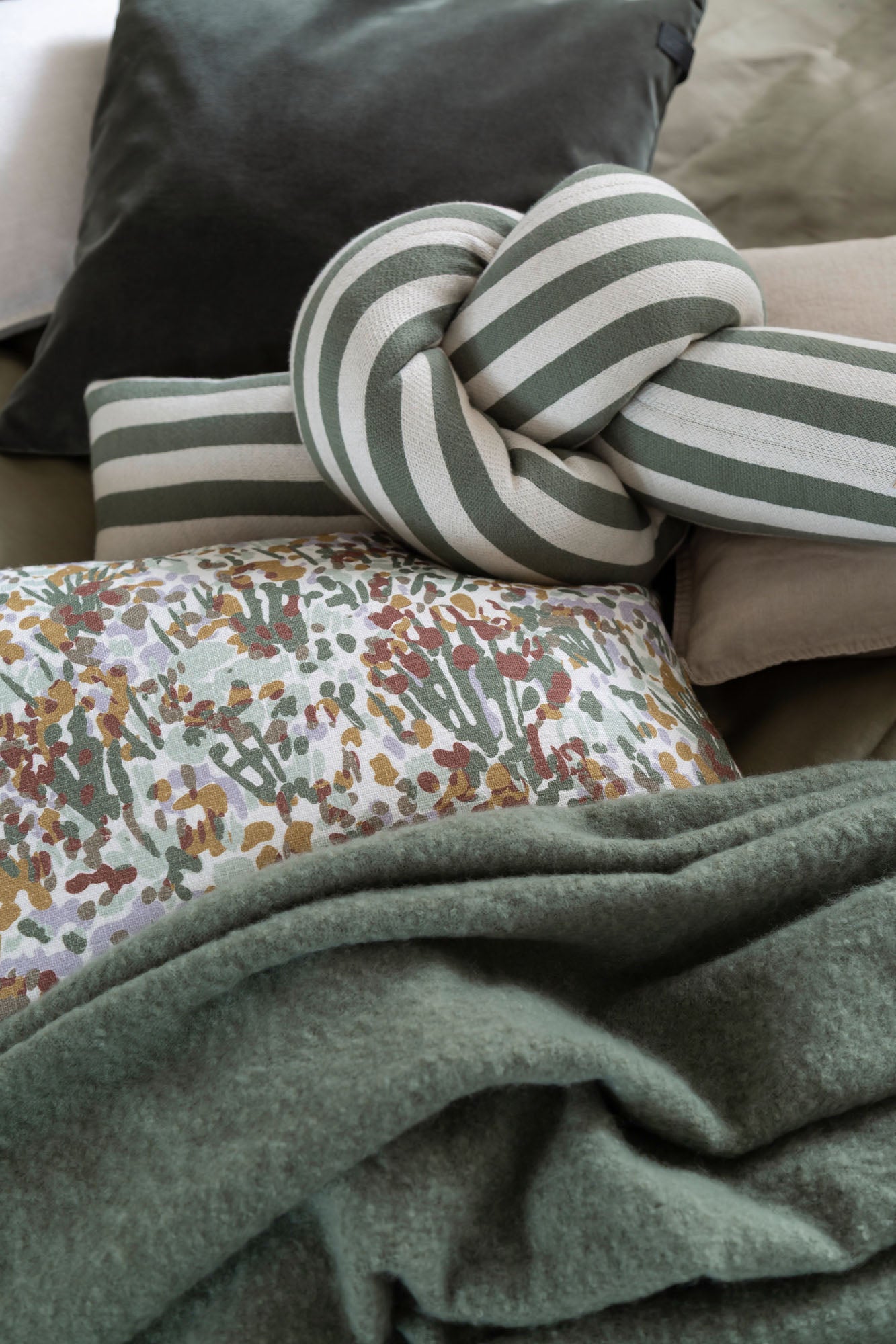 Schöner Wohnen Knotenkissen –  Strickkissen im modernen Design – Stilvoller Blickfang für Sofa & Bett