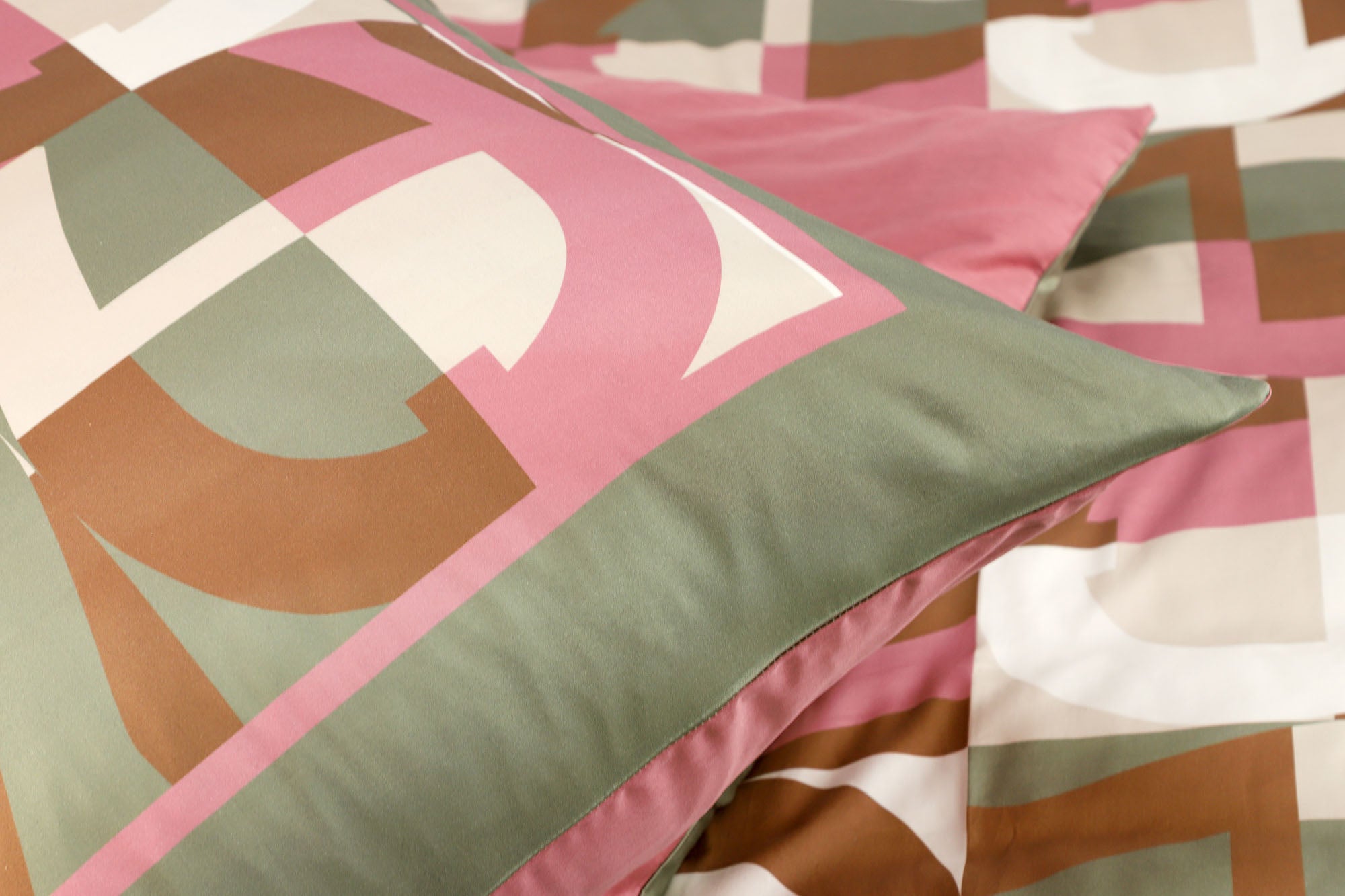 AIGNER Satin Bettwäsche mit Buchstaben Muster – Baumwolle, Reißverschluss