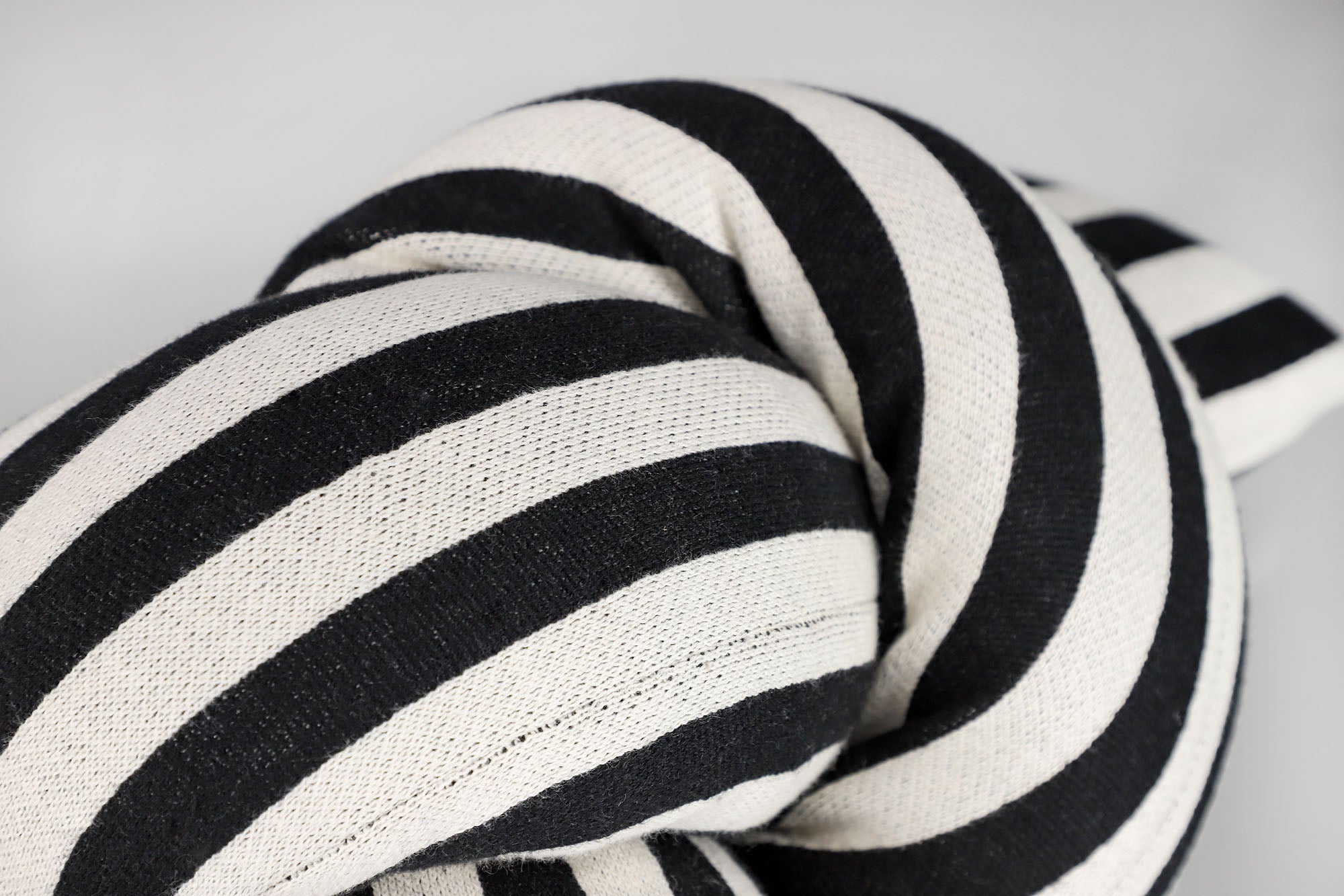 Schöner Wohnen Knotenkissen –  Strickkissen im modernen Design – Stilvoller Blickfang für Sofa & Bett