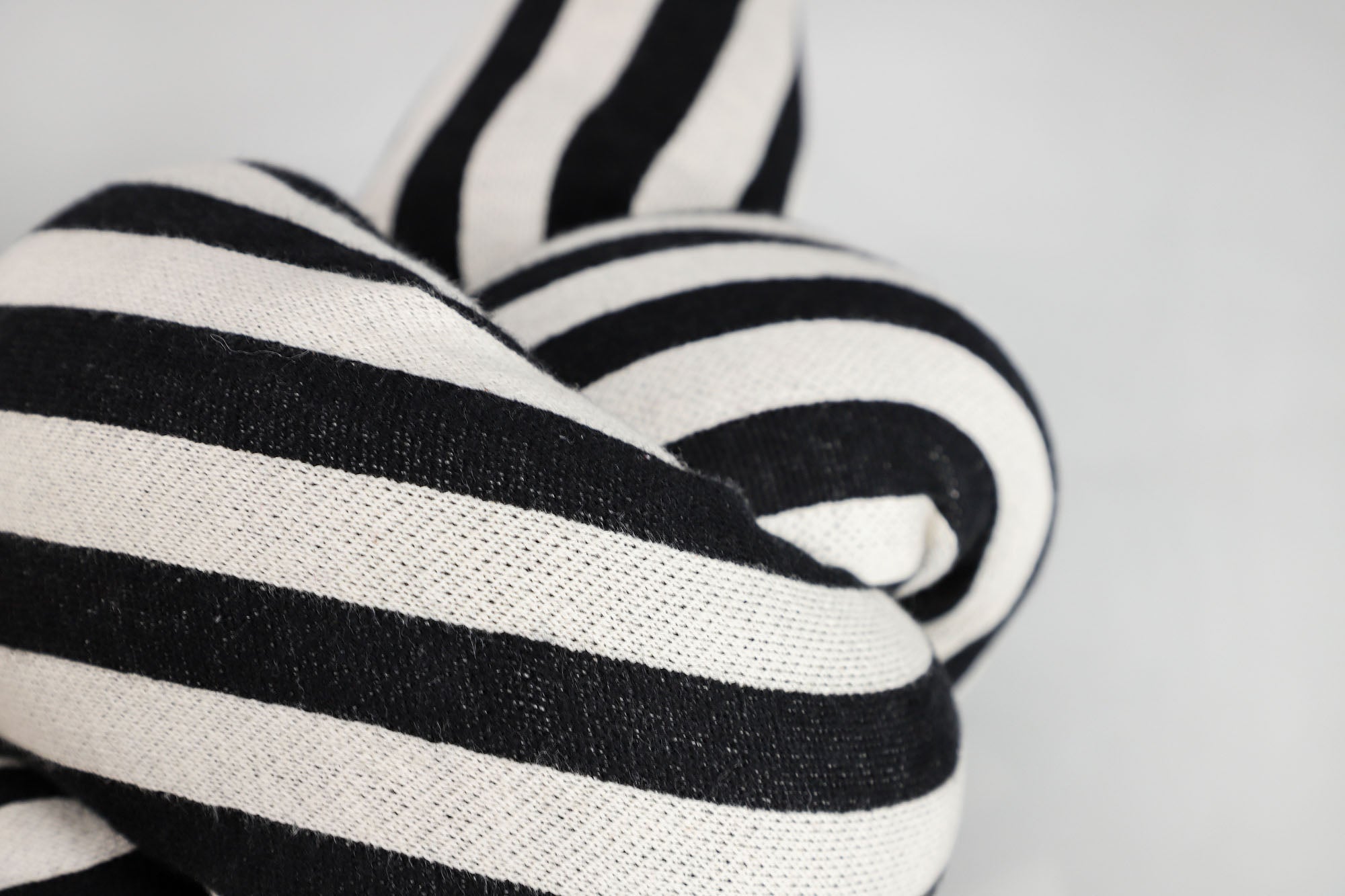 Schöner Wohnen Knotenkissen –  Strickkissen im modernen Design – Stilvoller Blickfang für Sofa & Bett