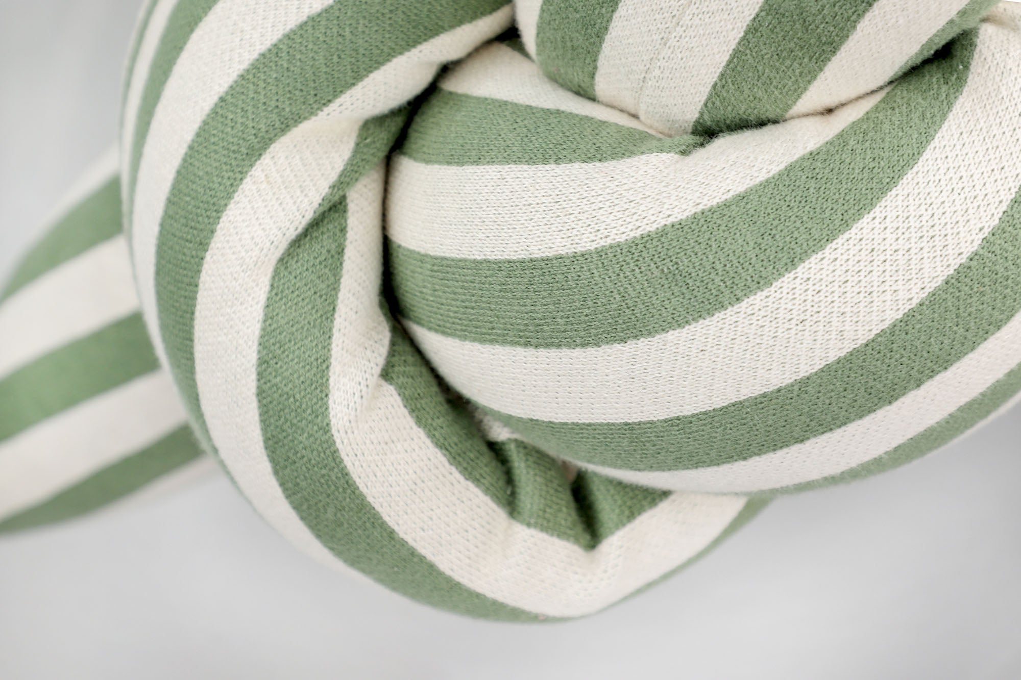 Schöner Wohnen Knotenkissen –  Strickkissen im modernen Design – Stilvoller Blickfang für Sofa & Bett