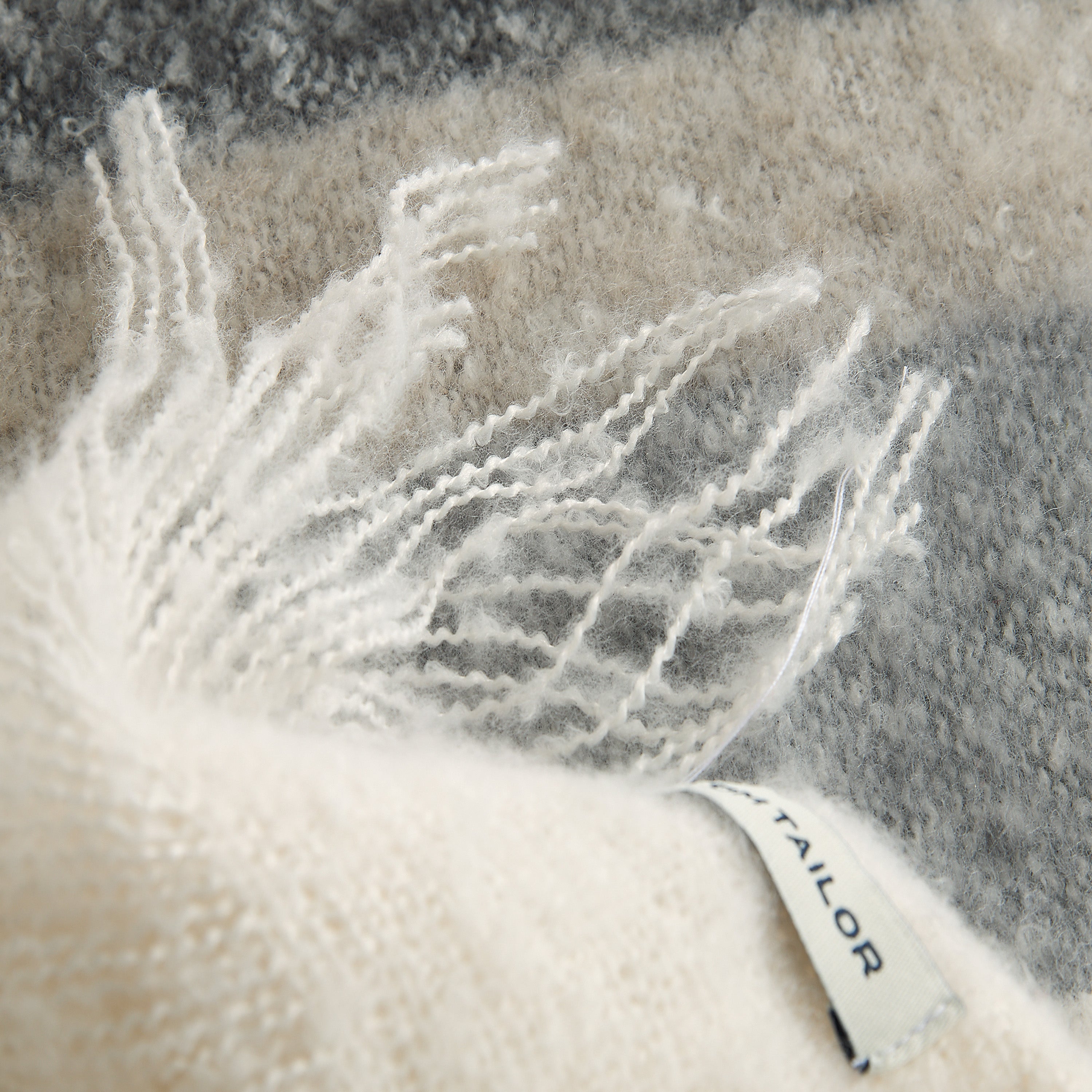 Tom Tailor Kuscheldecke aus Bouclégarn – flauschig & weich mit Fransen - 145x200cm