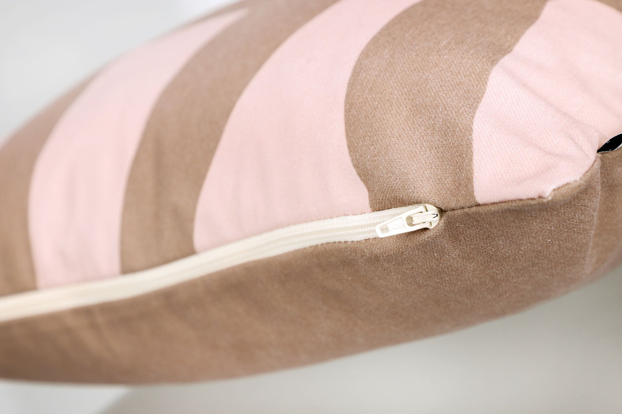 Tom Tailor Zierkissenhülle gewebt – Fröhliche Sommermotive, Streifen & maritime Prints, dekorative Stickereien, pflegeleichter Materialmix