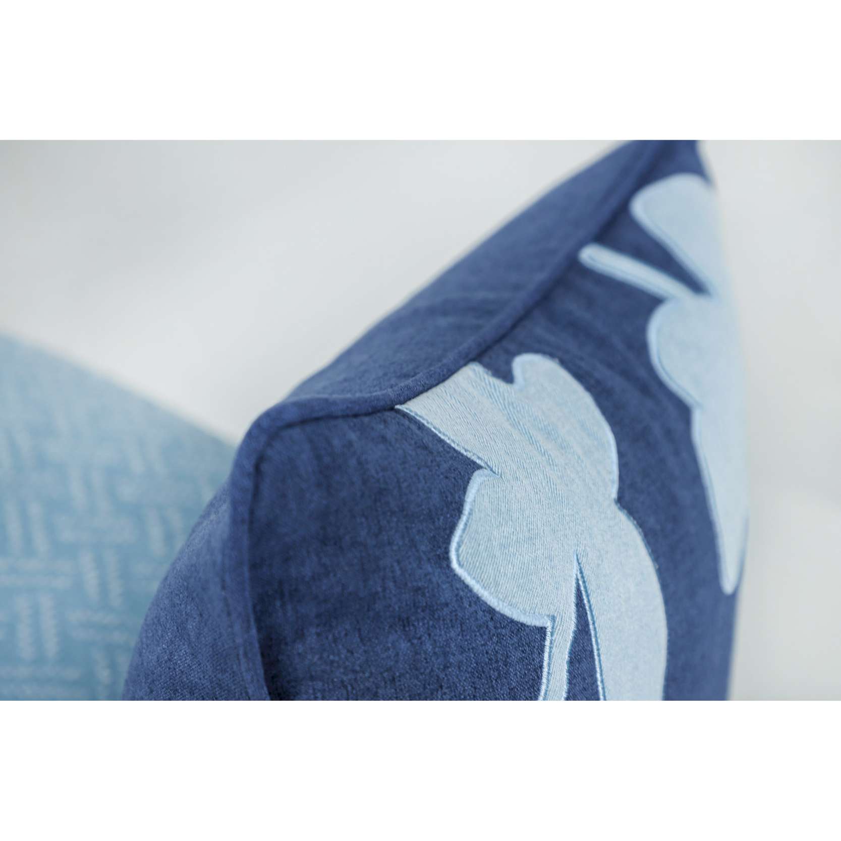 Kissen Alisa mit Denim-Applikation 45x 45 cm