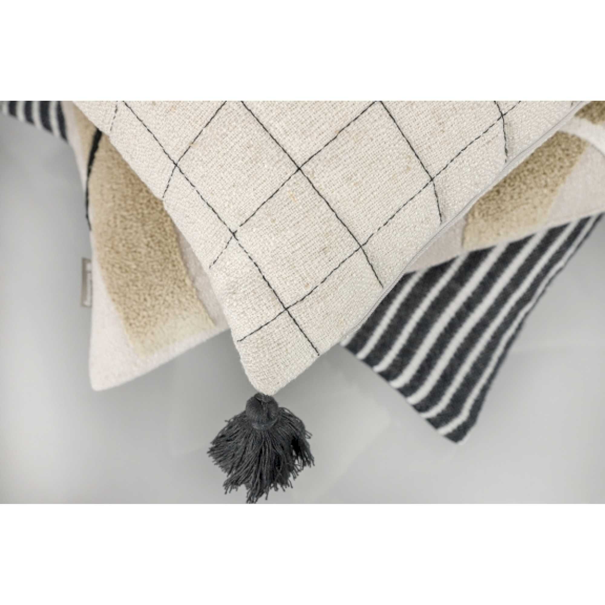 Kissenhülle Grid mit Karomuster und Quasten 45 x 45 cm - WohnDirect.com - Heimtextilien für stilvolles Wohnambiente