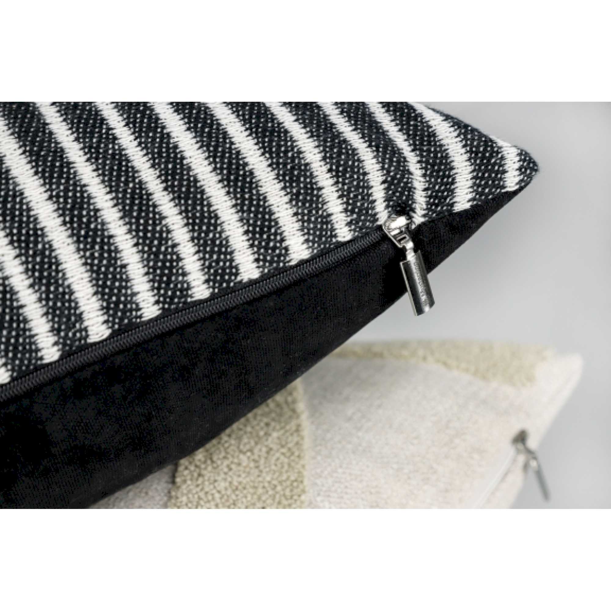 Kissenhülle Line mit Streifen in Samtoptik 45 x 45 cm - WohnDirect.com - Heimtextilien für stilvolles Wohnambiente