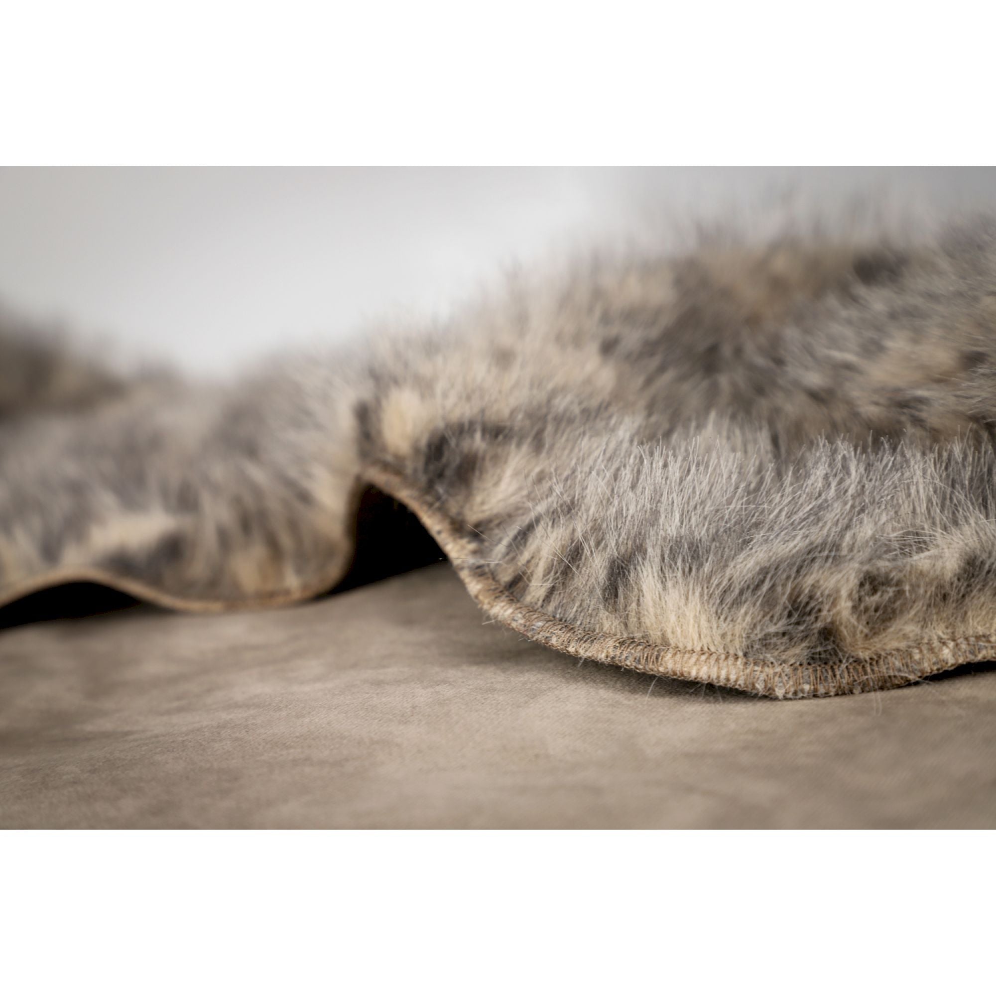 Luxuriöse Sitzauflage Sportalm 70x100 cm mit Leopardenmuster – weiches Kunstfell & Velours