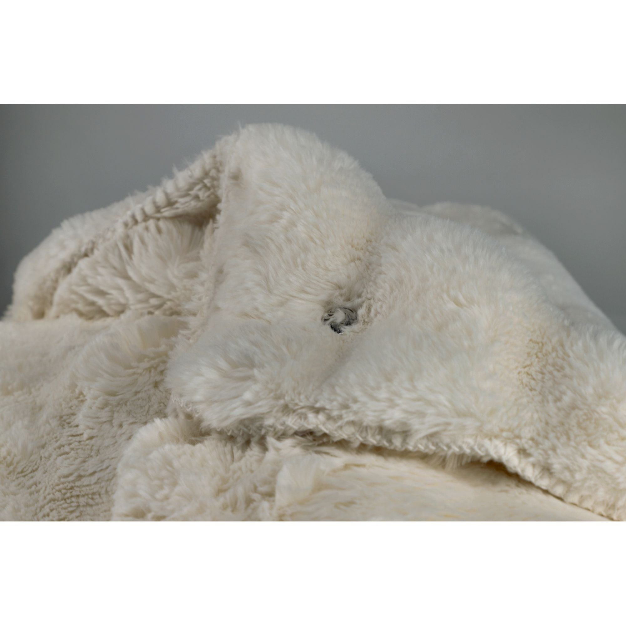 Luxuriöse Wohndecke aus Fake Fur in Greige – extra weich, pflegeleicht & elegant