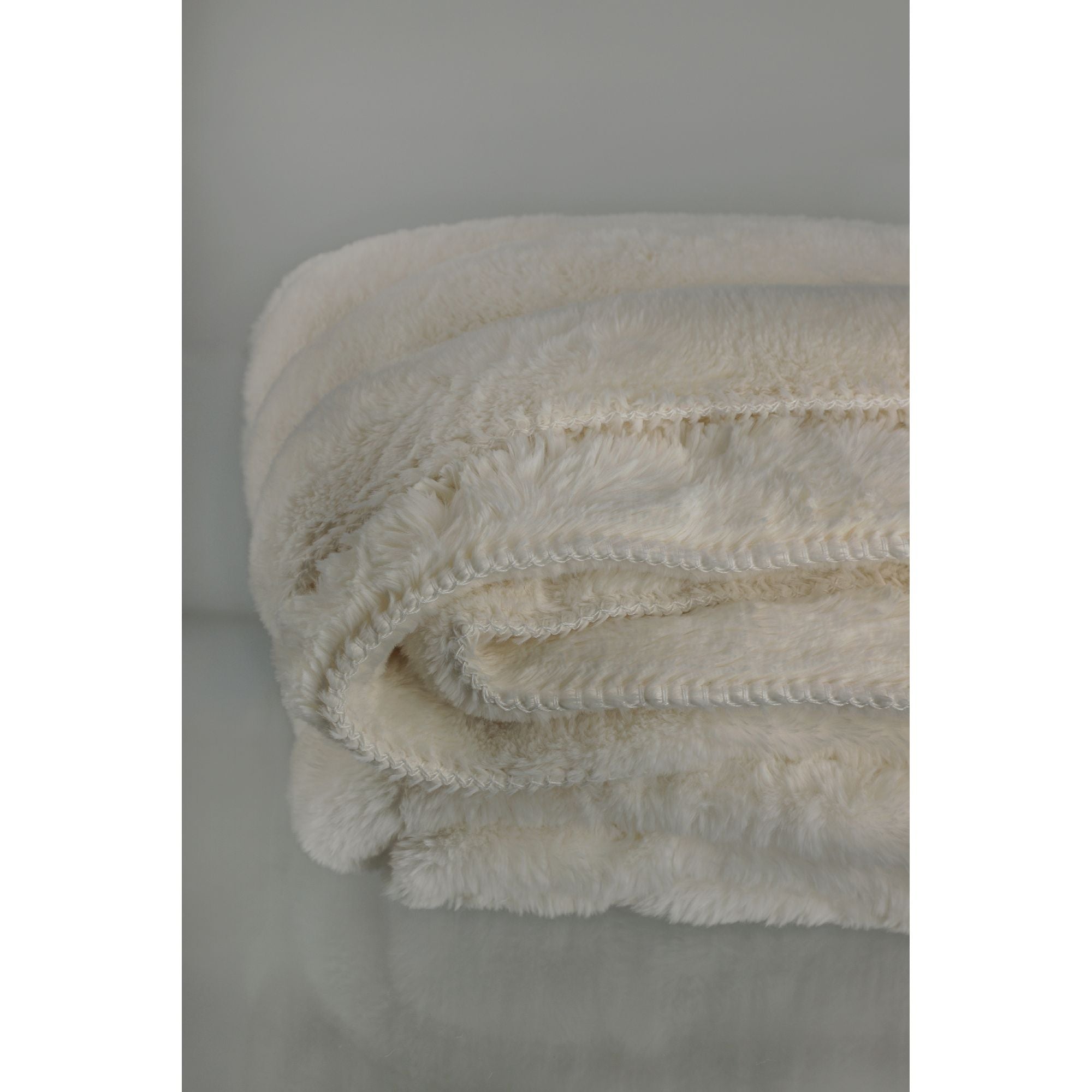 Luxuriöse Wohndecke aus Fake Fur in Greige – extra weich, pflegeleicht & elegant