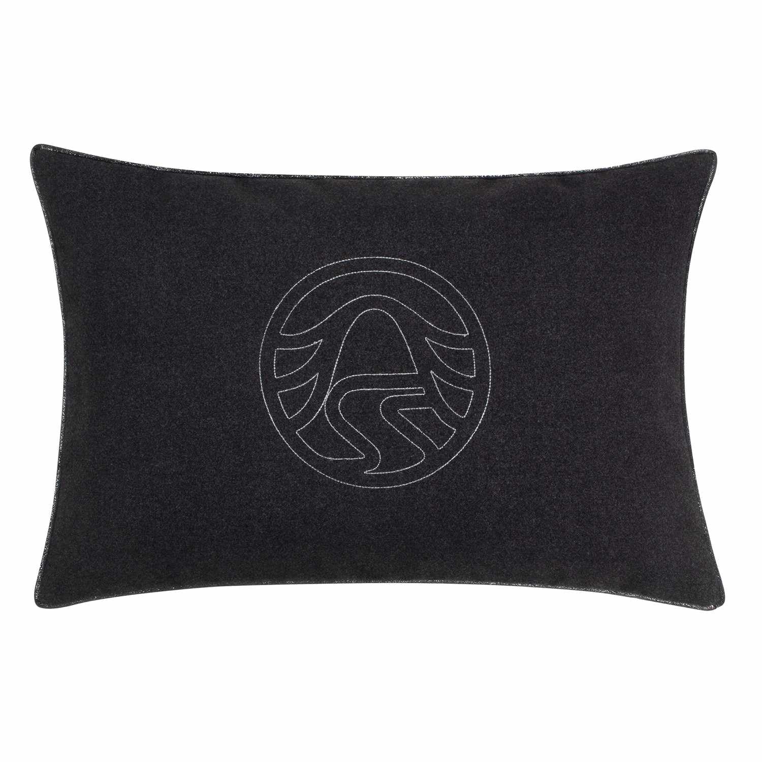 Zierkissenhülle Soft Skills • Stoff in Filzoptik • einfarbig beige mit gesticktem Schriftzug oder Signet-Logo • 2 Größen